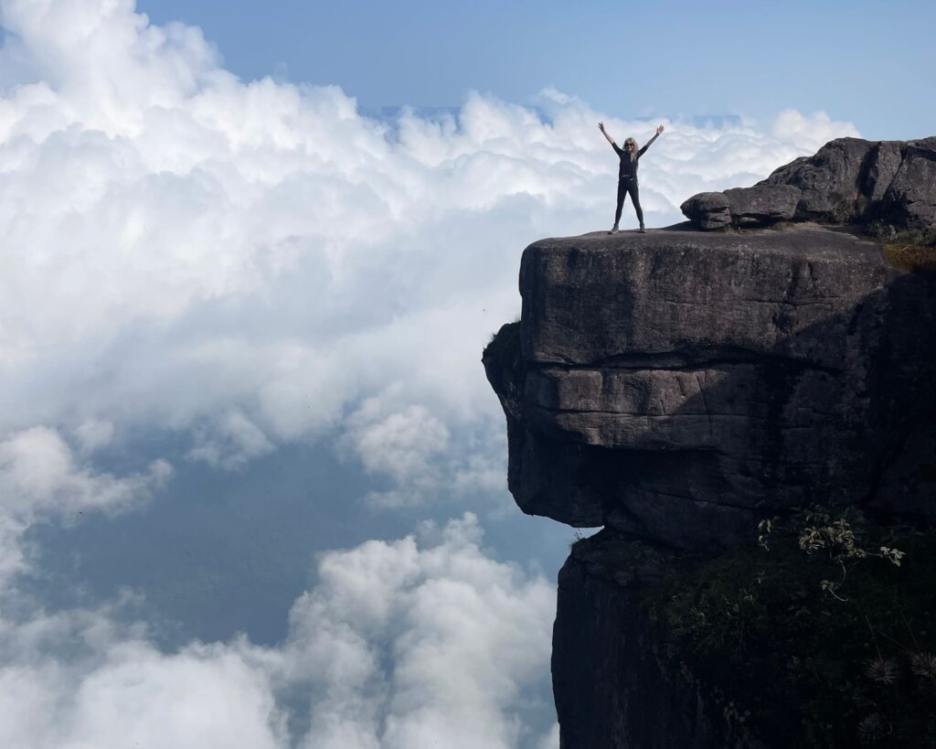 Mulher no topo do Monte Roraima